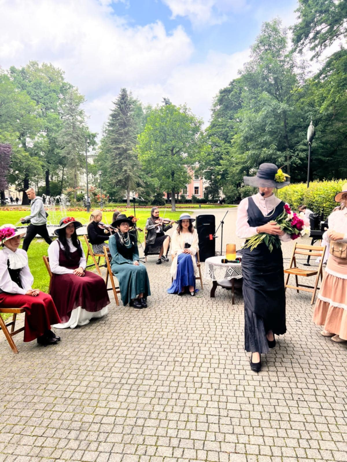 Zdjęcie Urodziny MK 2025 (8)8e6d7999-ff19-4347-ad18-6a63292f539e.jpeg w galerii Urodziny patronki II LO na Sądeckich Plantach